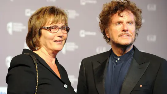 Dieter Wedel und seine Frau Uschi (Ursula) Wolters kommen zur Verleihung des Henri-Nannen-Preises. (Foto: picture alliance / dpa/Archivbild)