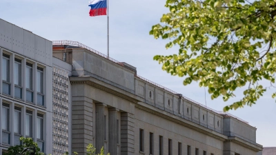 Das Personal der russischen Botschaft in Berlin wird künftig nicht mehr einfach so in andere EU-Staaten reisen dürfen. (Archivbild) (Foto: Soeren Stache/dpa)