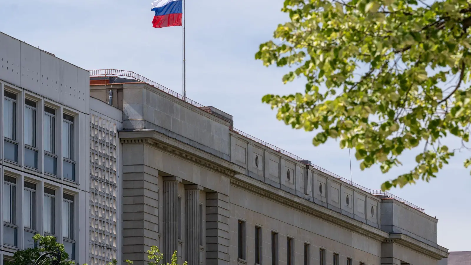 Das Personal der russischen Botschaft in Berlin wird künftig nicht mehr einfach so in andere EU-Staaten reisen dürfen. (Archivbild) (Foto: Soeren Stache/dpa)