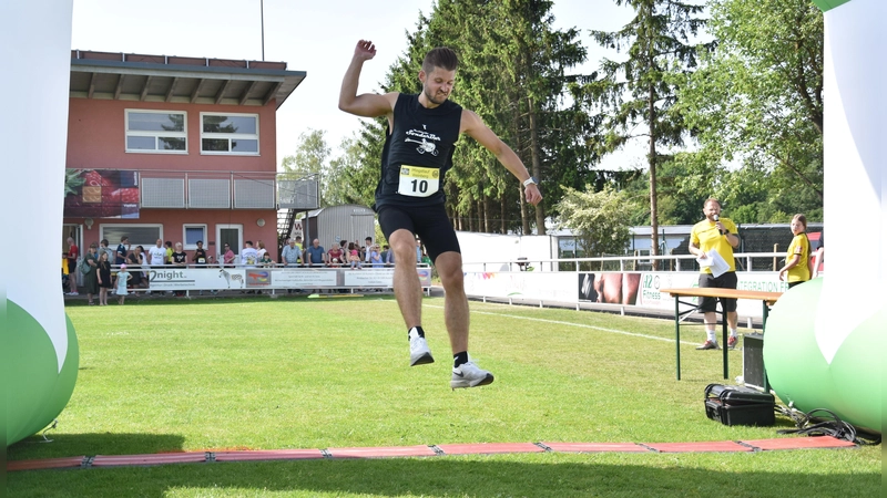 Mit einem Sprung ins Ziel: 10,5-Kilometer-Sieger Paul Galios. (Foto: Jörg Behrendt)