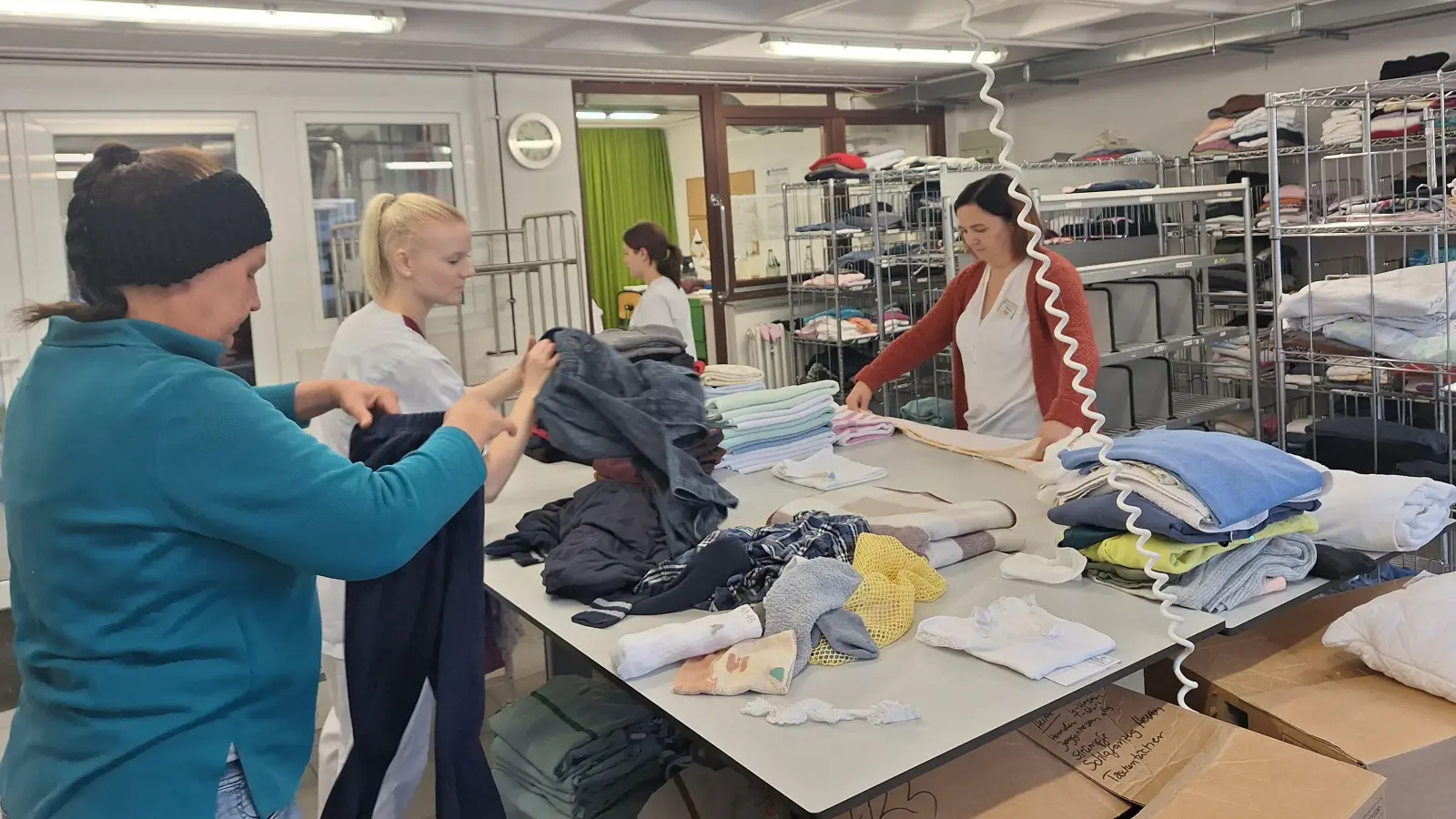 In der Wäscherei des Stephanusheims wird die Kleidung der Bewohnerinnen und Bewohner gewaschen und gefaltet. (Foto: Daniela Ramsauer)