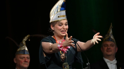 Schulze ging nach der Verleihung des Ordens in die Bütt. (Foto: Pia Bayer/dpa)