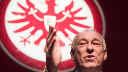 Wurde als Präsident von Eintracht Frankfurt wiedergewählt: Peter Fischer. (Foto: Frank Rumpenhorst/dpa)