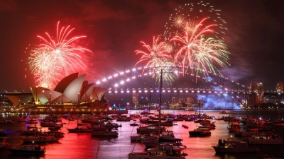 Das gigantische Feuerwerk rund um die Harbour Bridge ist seit Jahren weltberühmt.  (Foto: Dan Himbrechts/AAP/dpa)