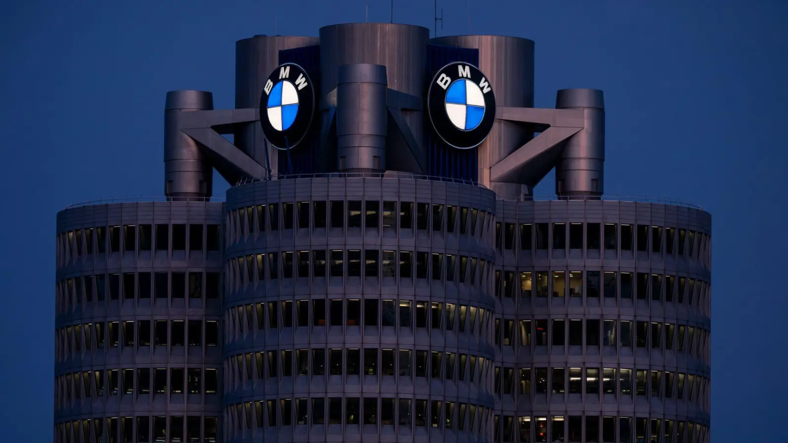 BMW ruft Hunderttausende Autos wegen Brandgefahr zurück. (Symbolbild) (Foto: Peter Kneffel/dpa)