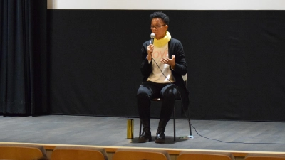 Regisseurin Mo Asumang diskutierte nach den Vorführungen ihres Films „Die Arier“ mit Schülerinnen und Schülern der neunten Jahrgangsstufe. (Foto: Lucie Seidel)