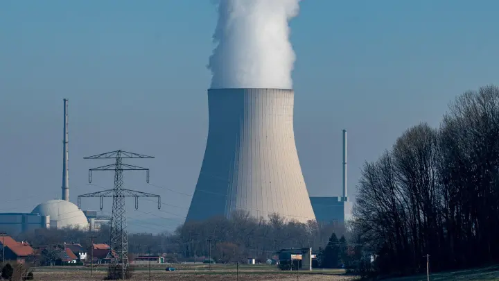Das Atomkraftwerk Isar 2 im bayerischen Essenbach. (Foto: Armin Weigel/dpa)
