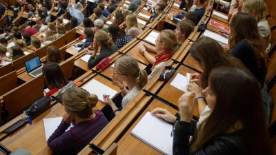 Einen Hochschul- oder ähnlichen Abschluss haben rund 37,5 Prozent der 25- bis 34-Jährigen. (Foto: Swen Pförtner/dpa)