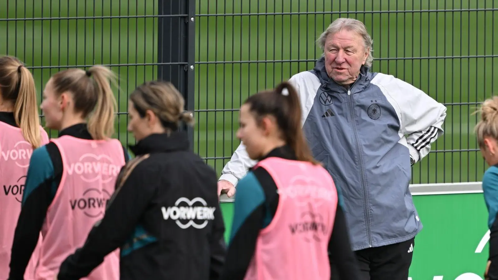 Bundestrainer Horst Hrubesch beobachtet die Spielerinnen beim Training. (Foto: Arne Dedert/dpa)