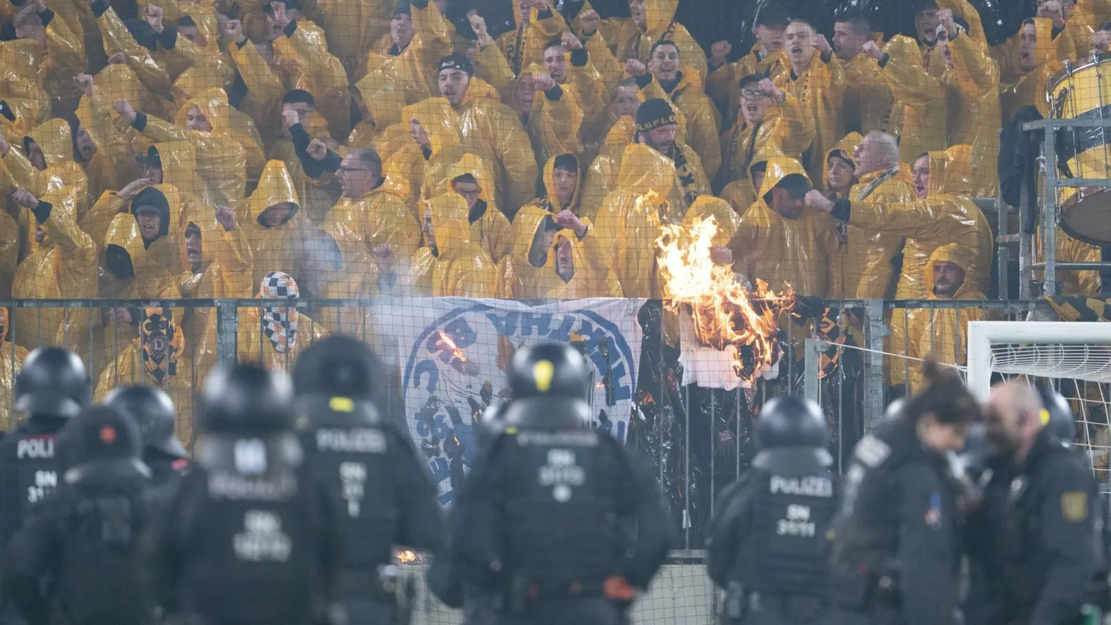 Wie im Spiel gegen Hertha BSC waren Dresdner Anhänger vor dem Spiel beim 1. FC Nürnberg an einer Schlägerei beteiligt. Das hat für einige von ihnen bereits Konsequenzen. (Archivbild) (Foto: Sebastian Kahnert/dpa)