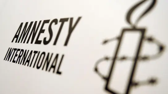Logo von Amnesty International. (Foto: Britta Pedersen/dpa-Zentralbild/dpa)