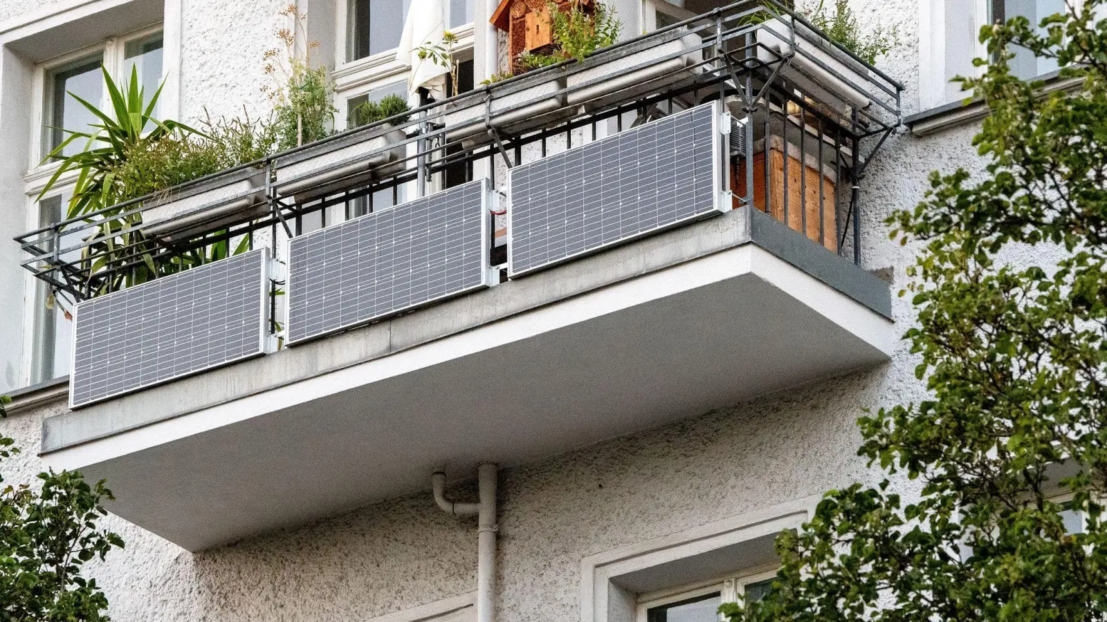 Praktische Sache: eine Photovoltaik-Anlage am Balkon. Damit der Strom fließen kann, ist ein Wechselrichter nötig - der sollte aber zuverlässig und sicher sein. (Foto: Bernd Diekjobst/dpa-tmn)