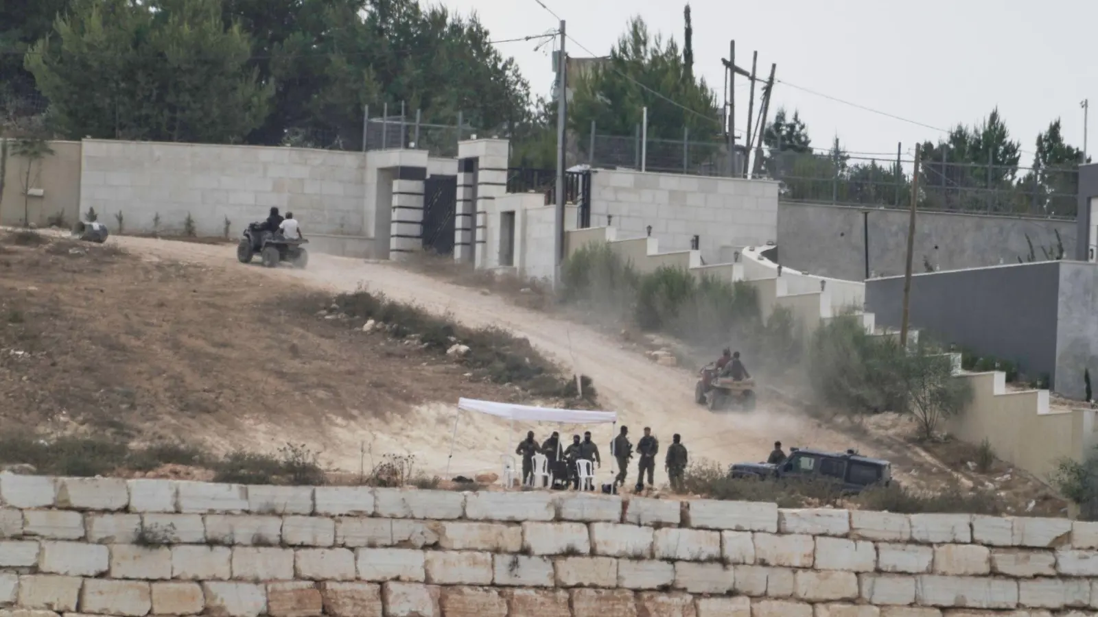 Eine Einheit der Armee patrouilliert in Kusra im besetzten Westjordanland. In der Nähe stehen Häuser einer palästinensischen Familie, die von israelischen Siedlern belagert werden. (Archivbild) (Foto: Majdi Mohammed/AP/dpa)