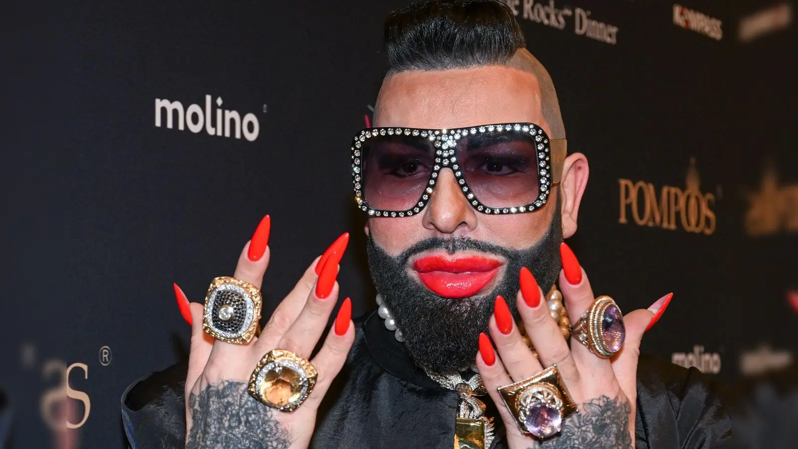 Der im baden-württembergischen Maulbronn geborene Modemacher Glööckler lebte lange in der Pfalz und wohnt heute in Berlin. (Archivbild) (Foto: Jens Kalaene/dpa)