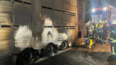 In der Nacht auf Mittwoch geriet ein Tiertransporter auf der A7 in Brand. (Foto: Feuerwehr Uffenheim)