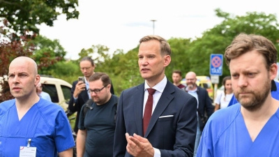 Hendrik Streeck (3. von rechts) mit Ärzten des Berliner Vivantes Klinikums am Urban - einem zentralen Krankenhaus, in das auch viele Drogenopfer kommen. (Foto: Katharina Kausche/dpa)