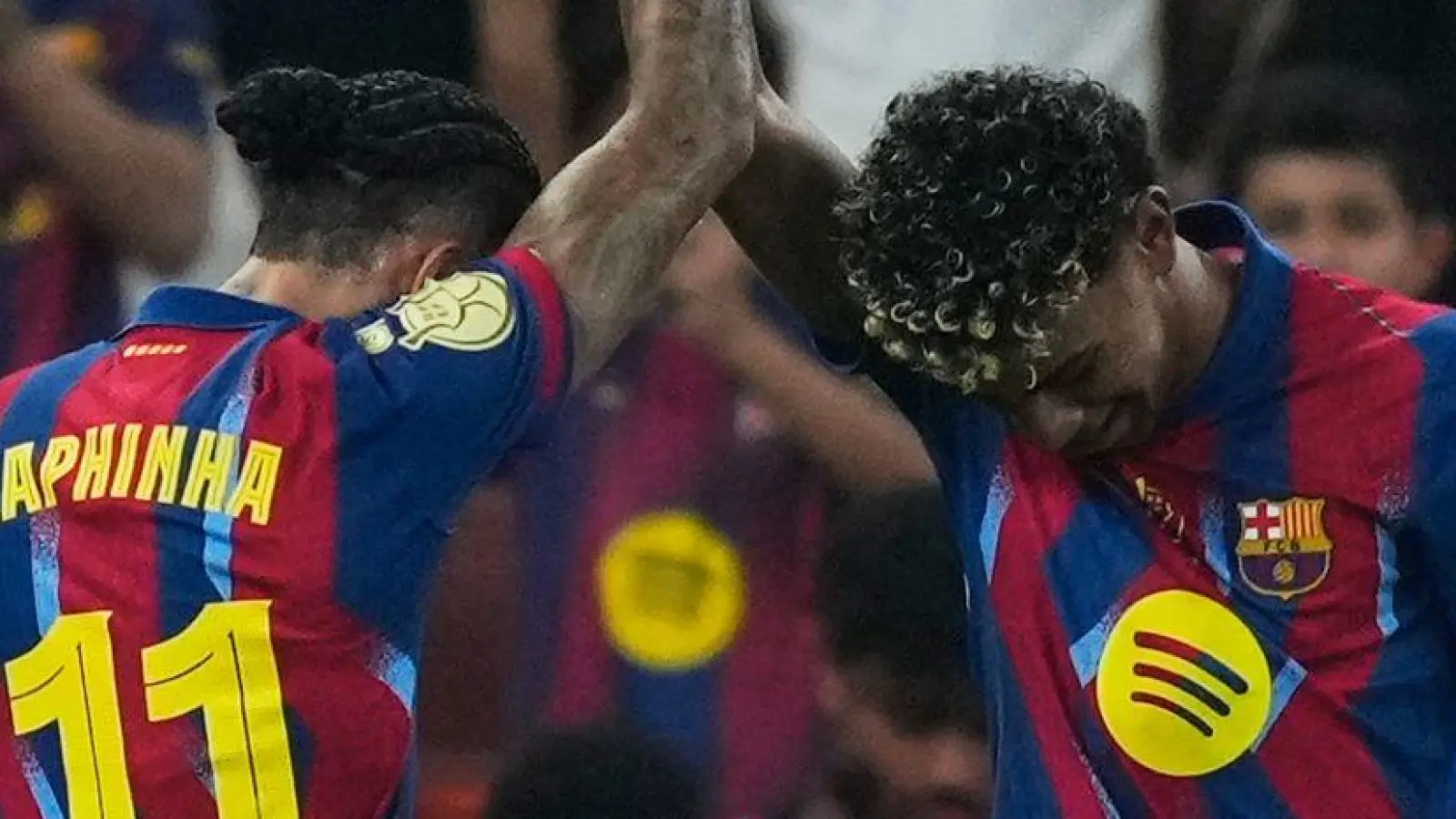 Barcelonas Raphinha (l) feiert mit Teamkollege Lamine Yamal den Führungstreffer. (Foto: Altaf Qadri/AP/dpa)