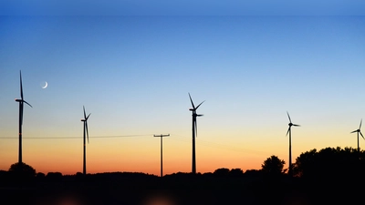 Es sollen zahlreiche neue Windkraftanlagen in der Region entstehen. Dafür fehlt aber eine angemessene Netzinfrastruktur. Über das Thema wurde in Ohrenbach informiert. (Foto: Jim Albright)