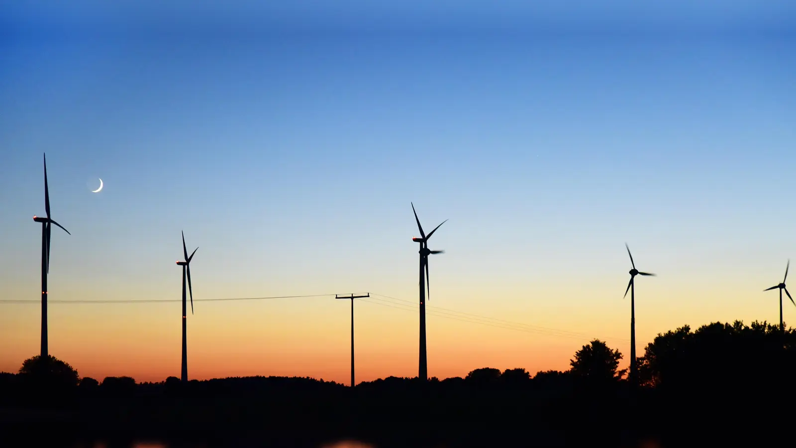 Es sollen zahlreiche neue Windkraftanlagen in der Region entstehen. Dafür fehlt aber eine angemessene Netzinfrastruktur. Über das Thema wurde in Ohrenbach informiert. (Foto: Jim Albright)