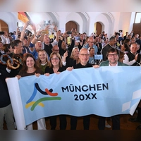 Großer Jubel im Münchner Rathaus nach der Entscheidung des DOSB. (Foto: Felix Hörhager/dpa)