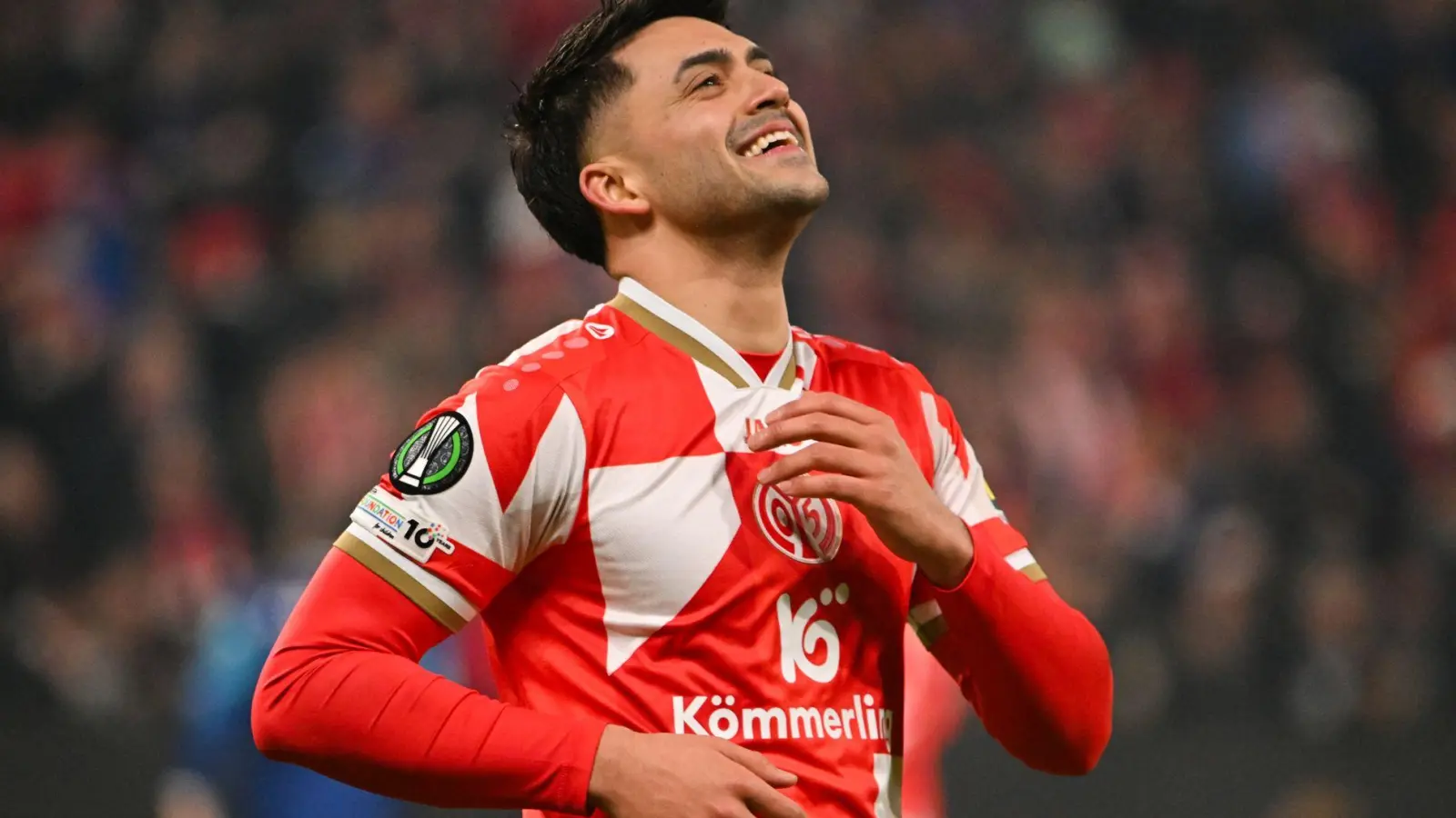 Überglücklich nach dem Achtelfinal-Einzug der Mainzer: Nationalspieler Nadiem Amiri (Foto: Torsten Silz/dpa)