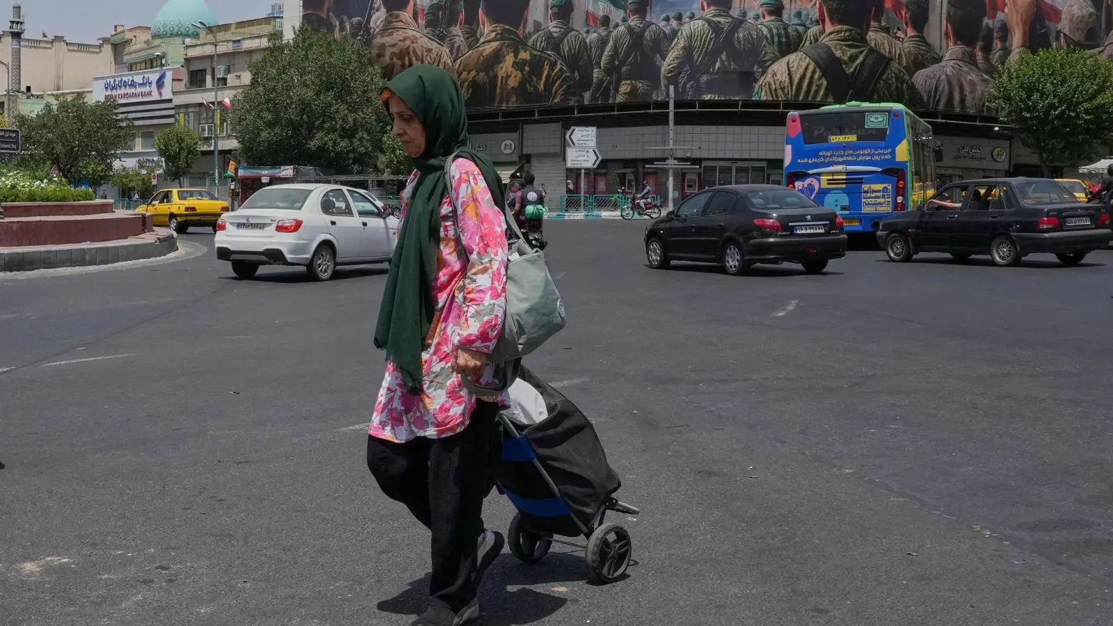 Seit dem Ende des israelischen Angriffe sind viele Iraner erleichtert - aber auch enttäuscht über eine verpasste Chance. (Foto: Vahid Salemi/AP/dpa)