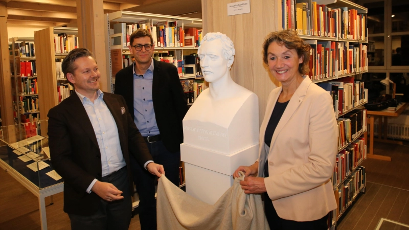 Enthüllung der neuen Platen-Büste im Lesesaal der Staatlichen Bibliothek (von links): Büchereileiter Christian Mantsch, der Chef des Platen-Gymnasiums, Tobias Herber, und Ansbachs Bürgermeisterin Elke Homm-Vogel.  (Foto: Alexander Biernoth)