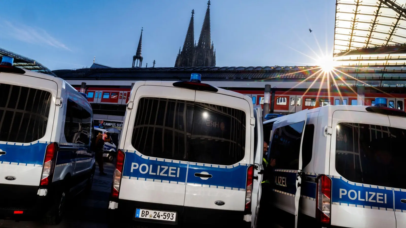 Am Kölner Bahnhof prügelten sich mehrere Fans von Schalke und Dortmund. (Archivbild) (Foto: Christoph Reichwein/dpa)