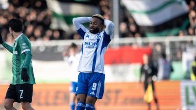 Auch in Überzahl trafen Moussa Sylla und die anderen Schalker nicht. (Foto: Fabian Strauch/dpa)