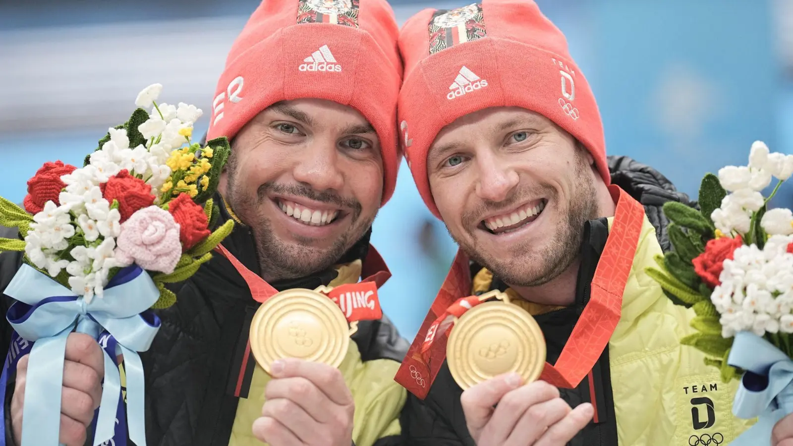 Tobias Wendl (l) und Tobias Arlt präsentieren freudestrahlend ihre Goldmedaillen. (Foto: Michael Kappeler/dpa)