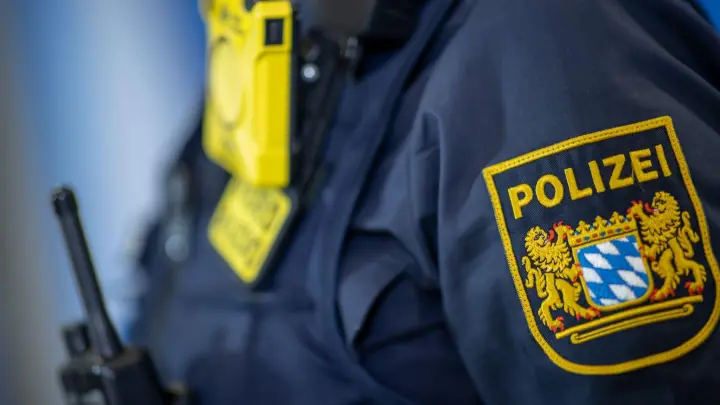 Eine 14-Jährige ist im Brücken-Center in Ansbach von einer Unbekannten ins Gesicht geschlagen worden. Die Polizei ermittelt. (Symbolbild: Daniel Karmann/dpa)