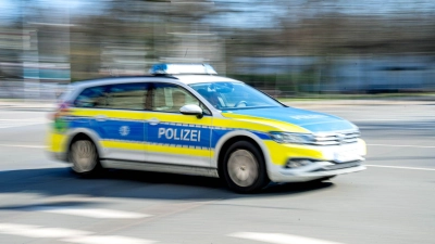 Die Beamten waren mit Blaulicht und Martinshorn zu einem Einsatz unterwegs. (Symbolbild) (Foto: Sina Schuldt/dpa)