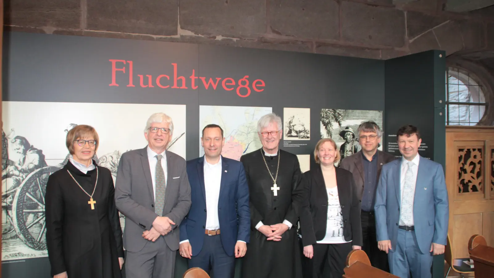 Regionalbischöfin Gisela Bornowski, Museumsleiter Dr. Herbert May, Bezirkstagspräsident Armin Kroder, Landesbischof Dr. Heinrich Bedford-Strohm, die wissenschaftliche Mitarbeiterin Claudia Berwind M.A., der Historiker Dr. Thomas Greif und Bürgermeister Jürgen Heckel waren zur Eröffnung gekommen. (Foto: Hans-Bernd Glanz)