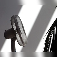Ventilatoren sorgen an heißen Tagen für eine kühle Brise auf der Haut. (Foto: Karl-Josef Hildenbrand/dpa/dpa-tmn)