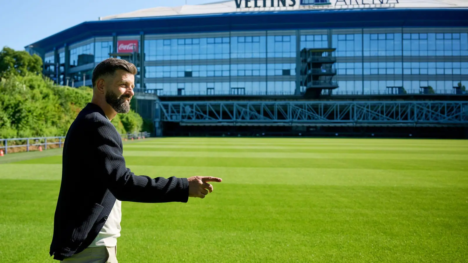 Miron Muslic schickte seine Spieler erstmals auf den Trainingsplatz. (Foto: Bernd Thissen/dpa)