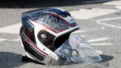In der Nacht zum Freitag rutschte ein Motorradfahrer aus einer Kurve bei Ammelbruch. Die Polizei stellte einige Mängel am Fahrzeug fest. (Symbolbild: Julian Stratenschulte/dpa)