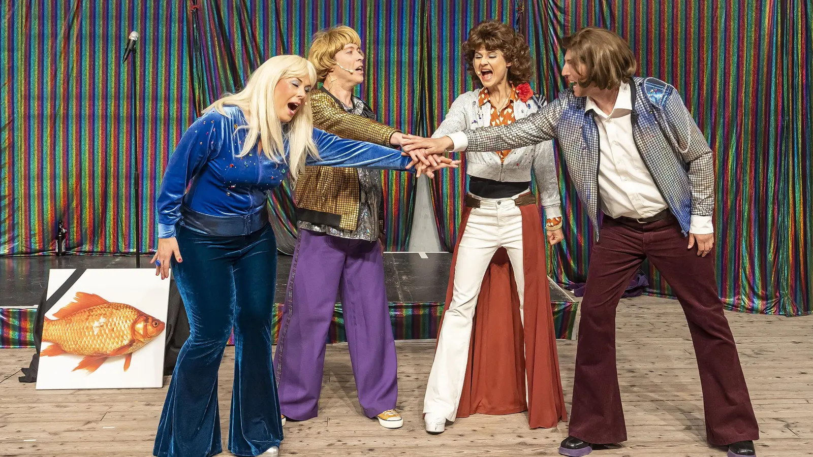 Werfen sich mächtig ins Zeug, damit die ABBA-Songs zünden (von links) Angela Eberlein, Marcel Kaiser, Claudia Roth und Robert Schmelcher. (Foto: Landestheater/Hans von Draminski)