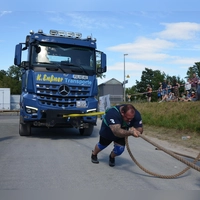Im Finale der 3. Keilerei der Strongman Athleten Union in Wilhermsdorf mussten die starken Männer und Frauen sich noch einmal richtig reinhängen: Die Männer zogen einen 13 Tonnen schweren Lkw, bei den Frauen waren es 8,5 Tonnen. (Foto: Yvonne Neckermann)