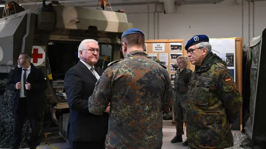 Bundespräsident Frank-Walter Steinmeier (l) beim Besuch der Sanitätsakademie der Bundeswehr. (Foto: Britta Pedersen/dpa)
