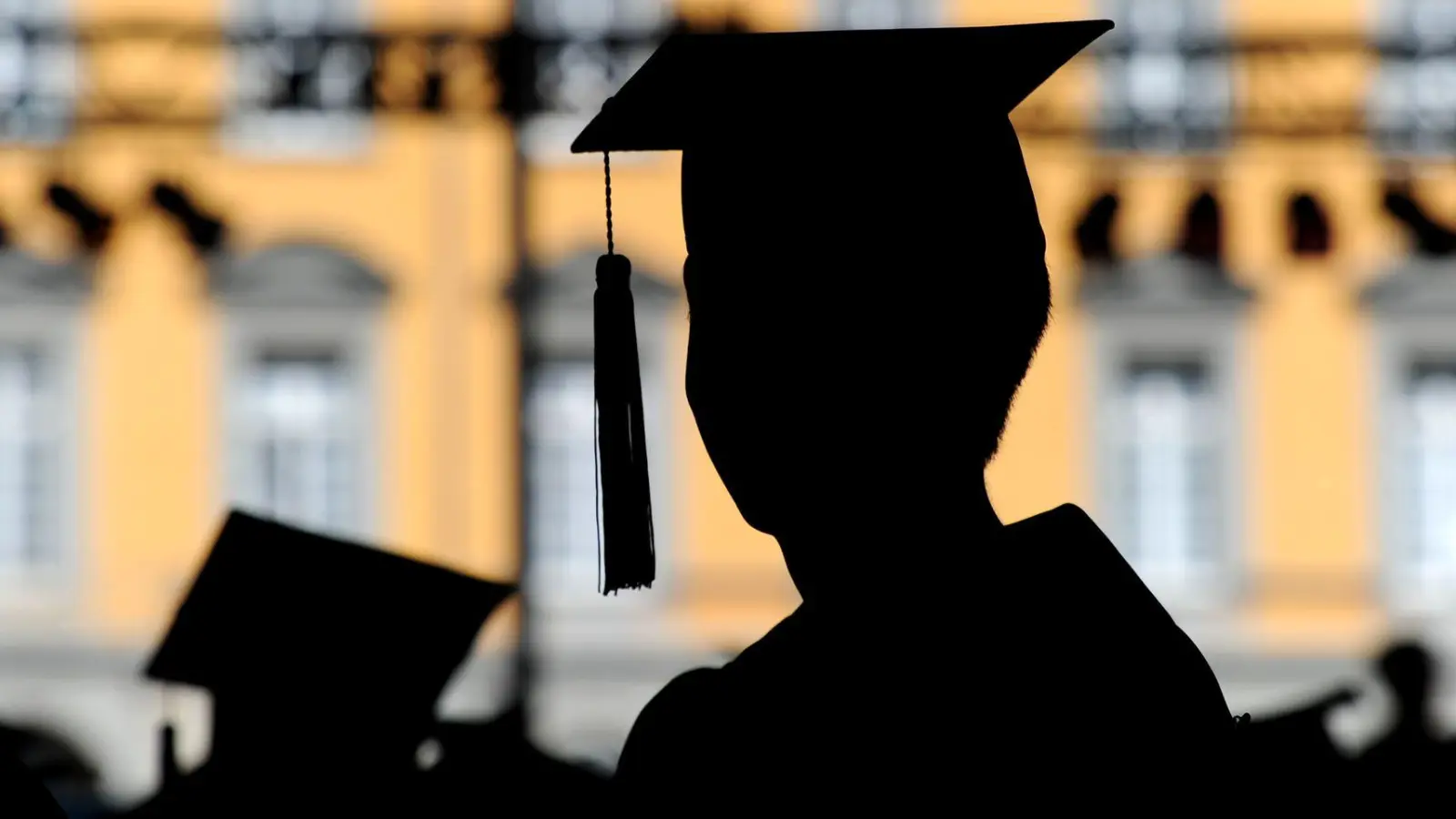 Frauen starten häufiger ein Studium als Männer, doch auf dem Weg zur Professur sinkt ihr Anteil deutlich. (Symbolbild) (Foto: Julian Stratenschulte/dpa)