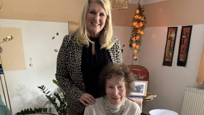 Zum Geburtstag bekam die älteste Einwohnerin Markt Erlbachs, Ingeborg Schock, natürlich auch Besuch von Bürgermeisterin Dr. Birgit Kreß. (Foto: Cora Fleischer)