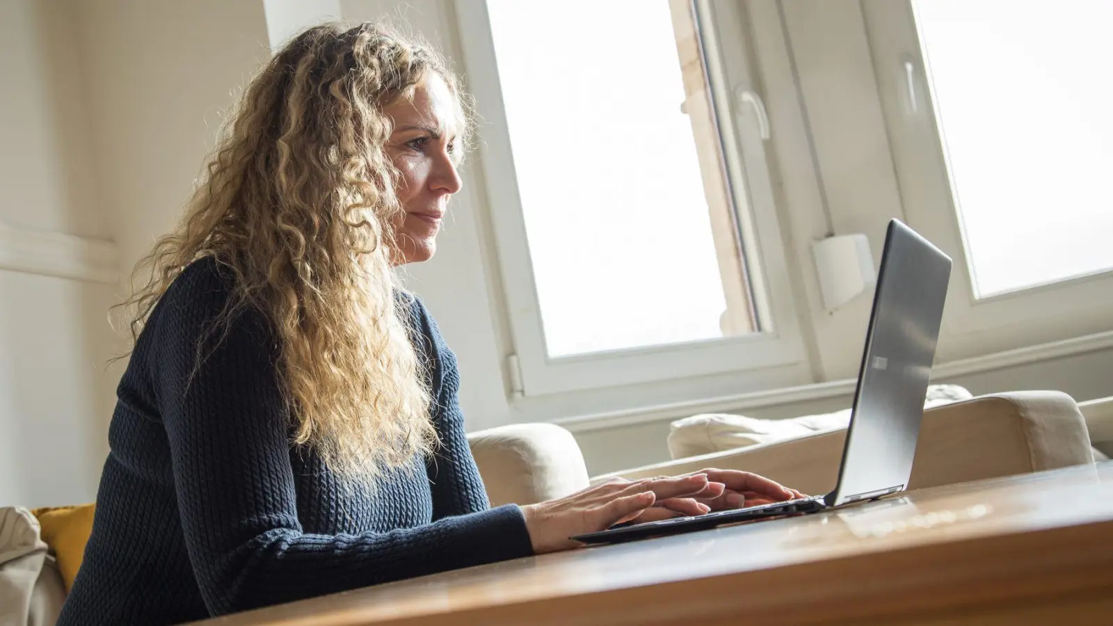 Nanu, ist die Stellenanzeige KI-generiert? Umfragen zeigen, ob Jobsuchende das erkennen, wie sie darauf reagieren und was sie sonst noch beim Bewerbungsprozess bewegt. (Foto: Christin Klose/dpa-tmn)