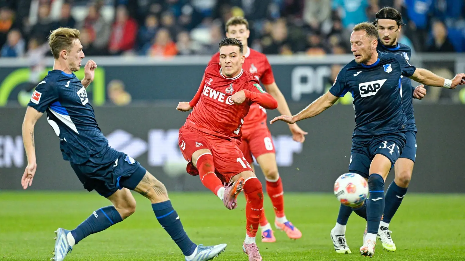 Rein damit: Kölns Said El Mala trifft zur Gästeführung. (Foto: Uwe Anspach/dpa)