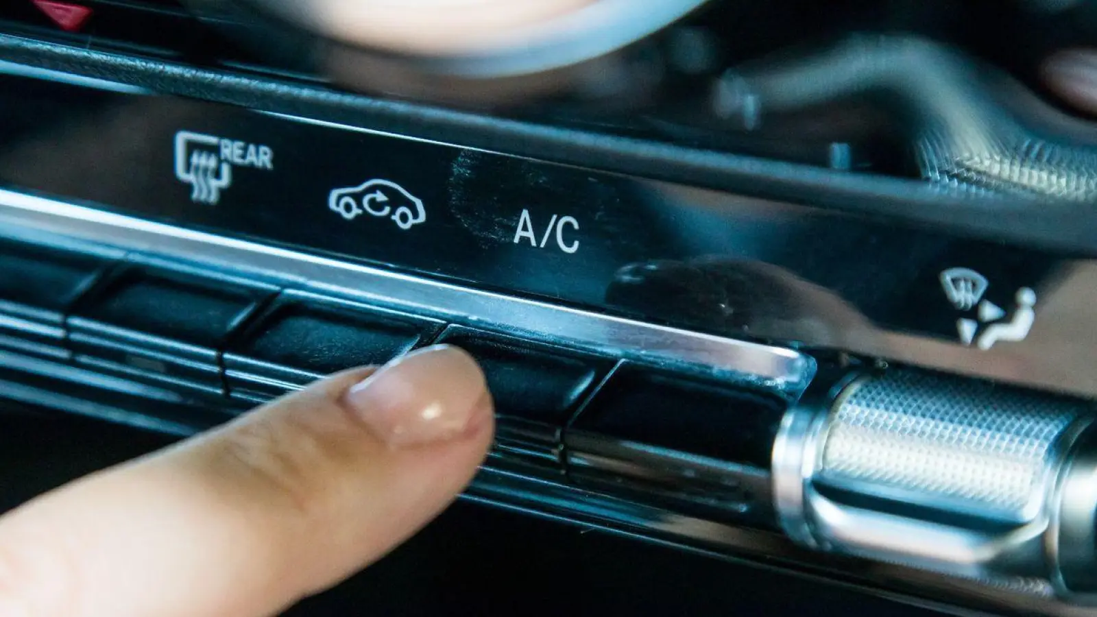 Unangenehme Gerüche in der Auto-Klimaanlage können auf Schimmel am Innenraumfilter hinweisen. (Foto: Christin Klose/dpa-tmn/dpa)