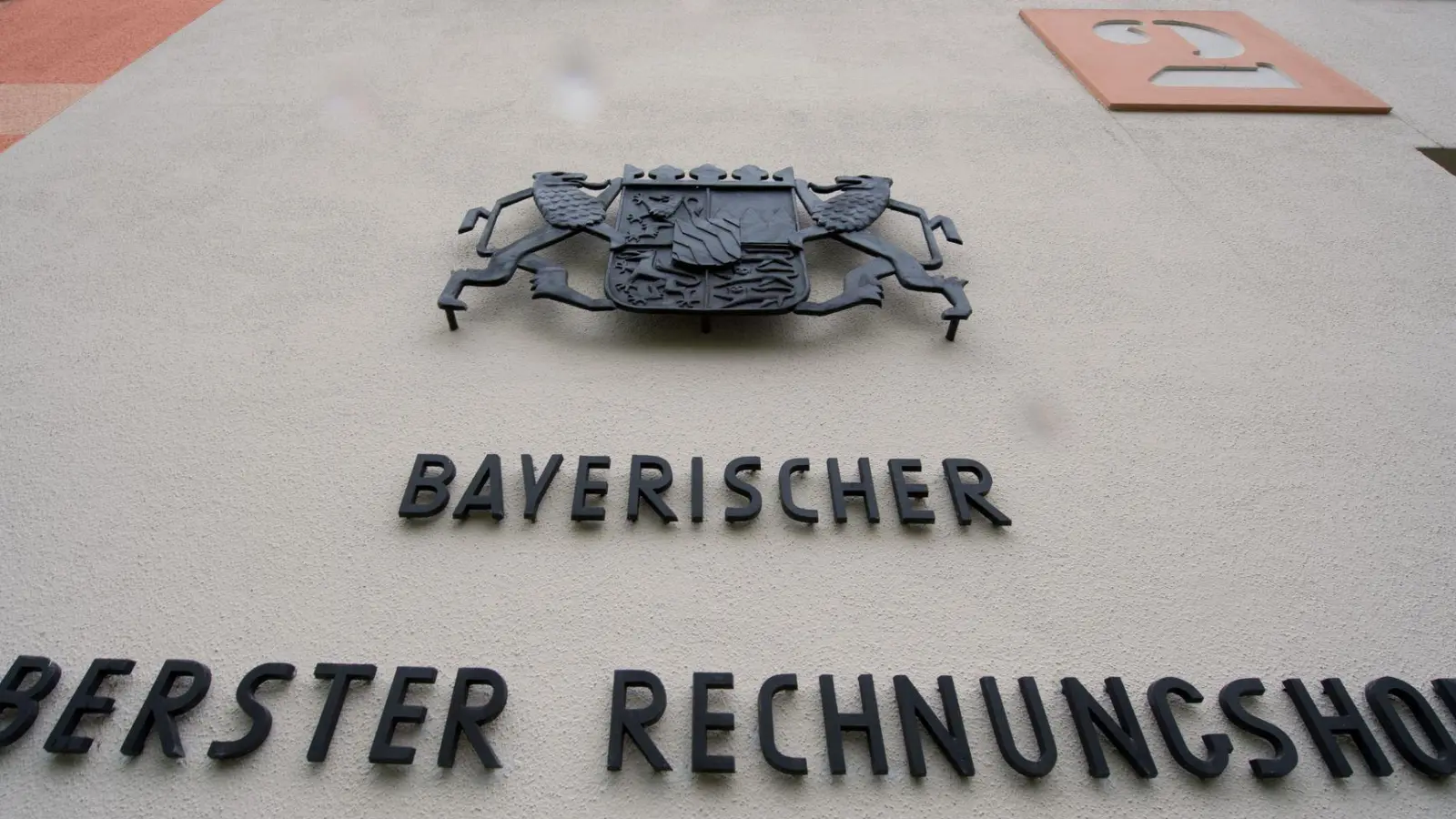 Der Jahresbericht des ORH kommt zum Schluss, dass es in Bayern zu viele Förderprogramme gibt. (Illustration) (Foto: picture alliance / Peter Kneffel/dpa)