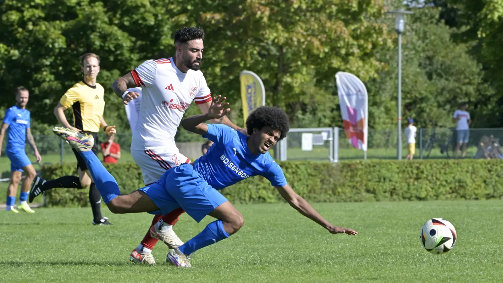 Auf Felipe Adler (in weiß, gegen Joel Lassan vom FC Röslau) muss der TSC Neuendettelsau bis zur Winterpause verzichten. (Foto: Martin Rügner)