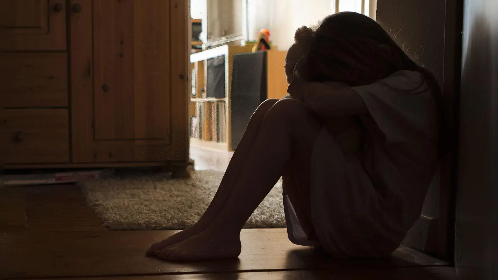 Veränderungen von Kindern und Jugendlichen können verschiedene Ursachen haben - sexueller Missbrauch ist eine. Erwachsene sollten sie immer ernst nehmen und versuchen, ins Gespräch zu kommen. (Foto: Silvia Marks/dpa-tmn)