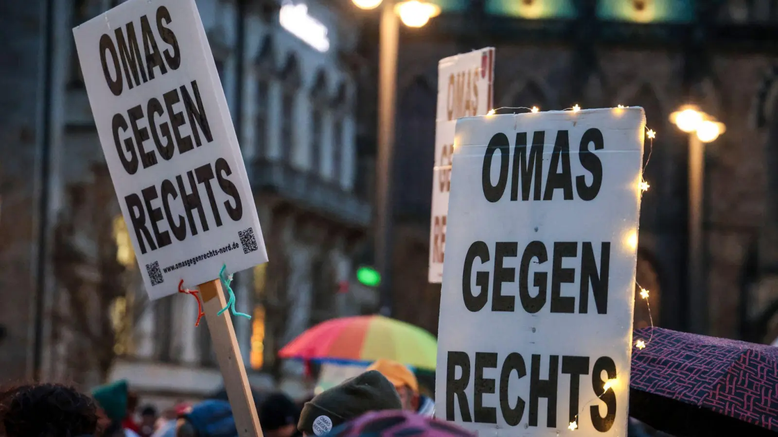 Die Initiative Omas gegen Rechts wird gleich in zwei Bundesländern geehrt - gemeinsam mit einem Musikprojekt in Dresden. (Archivbild) (Foto: Focke Strangmann/dpa)