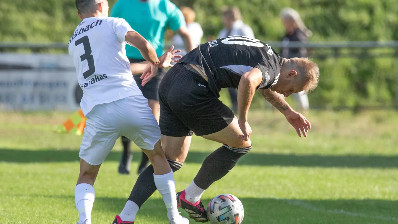 In Bedrängnis auf dem eigenen Platz: Der TuS Feuchtwangen (rechts Steven Bartels) wehrte sich nach Kräften gegen die SpVgg Ansbach (links Lukas Karakas).  (Foto: Markus Zahn)