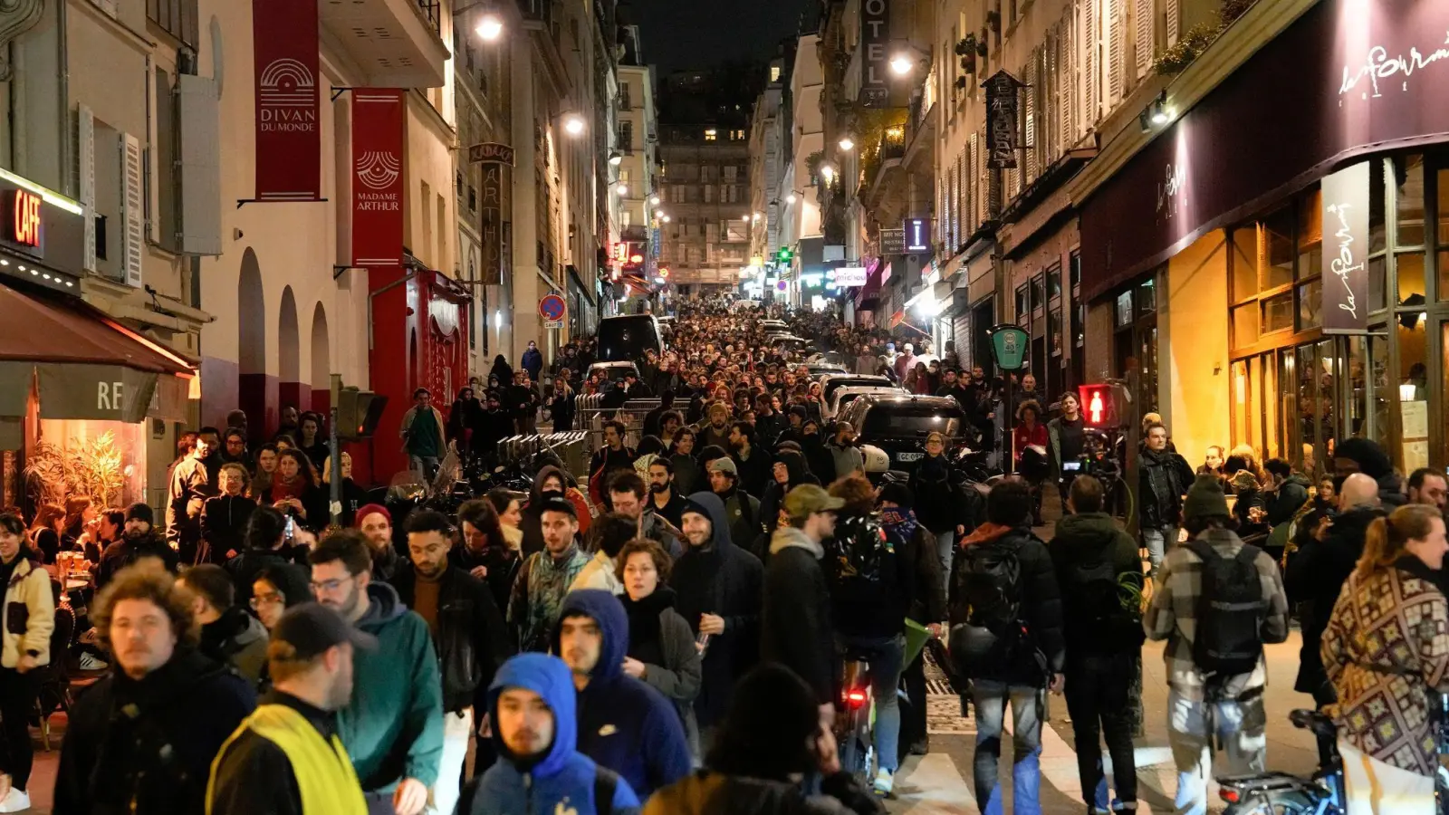 Demonstranten marschieren während einer Demonstration in Paris. (Foto: Lewis Joly/AP/dpa)